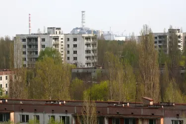 A 4-es reaktor látványa rátelepszik a városra